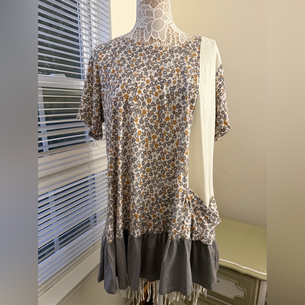 EUC LOGO by Lori Goldstein Floral Tunic Top with Ruffle Hem Plus 1X Gray Yellow